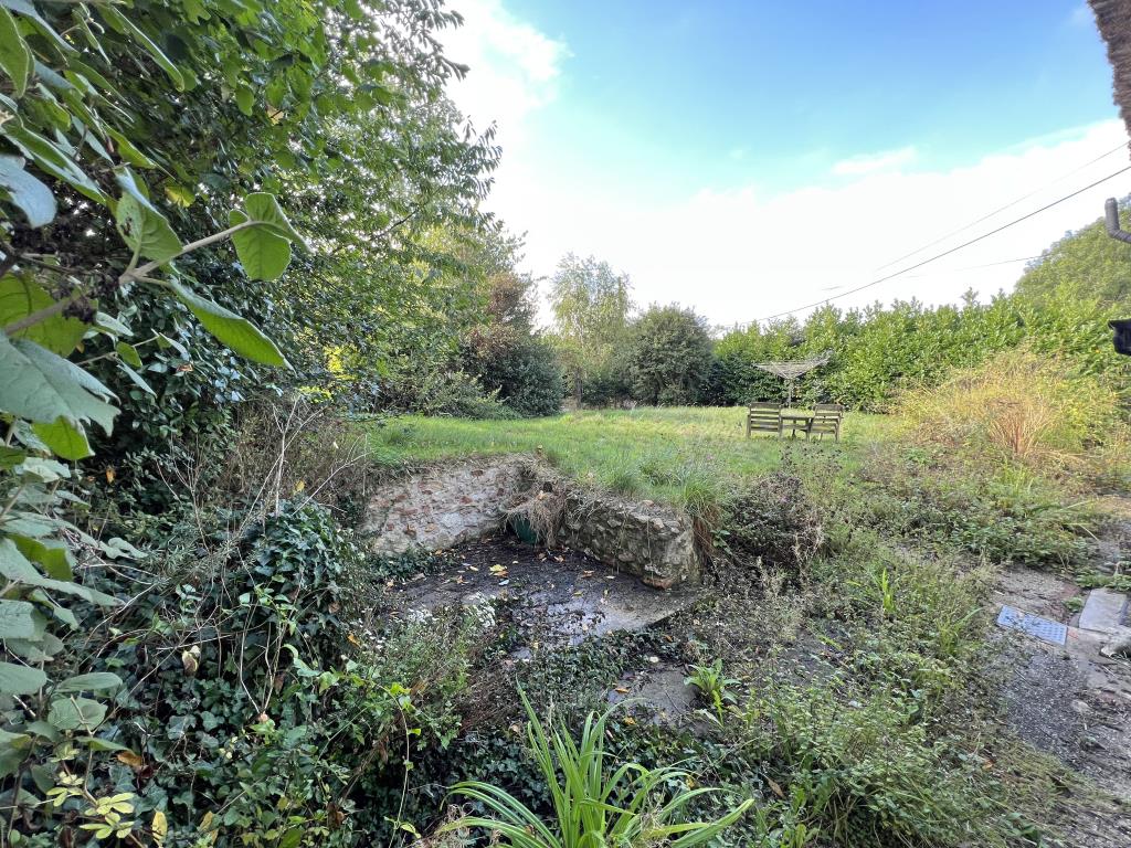 Lot: 126 - CHARACTER DETACHED COTTAGE FOR UPDATING WITH PARKING AND GARDENS -
